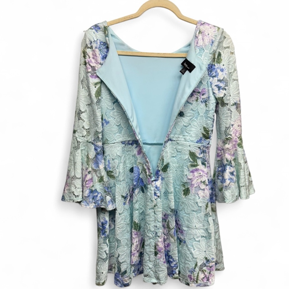 Amy wear floral lace dress with bell sleeves - Picture 4 of 7
